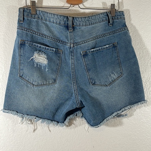 FASHION NOVA DISTRESSED DENIM JEANS SHORTS WITH POCKETS Size Large - Picture 2 of 4